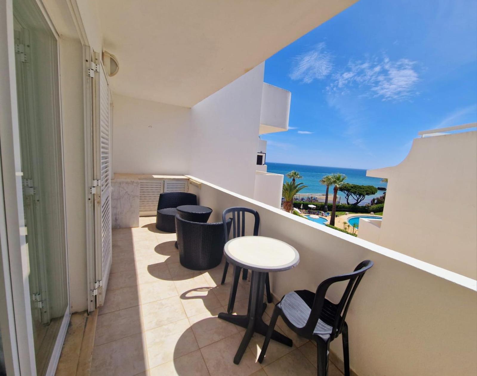 Oura Sunset Appartement